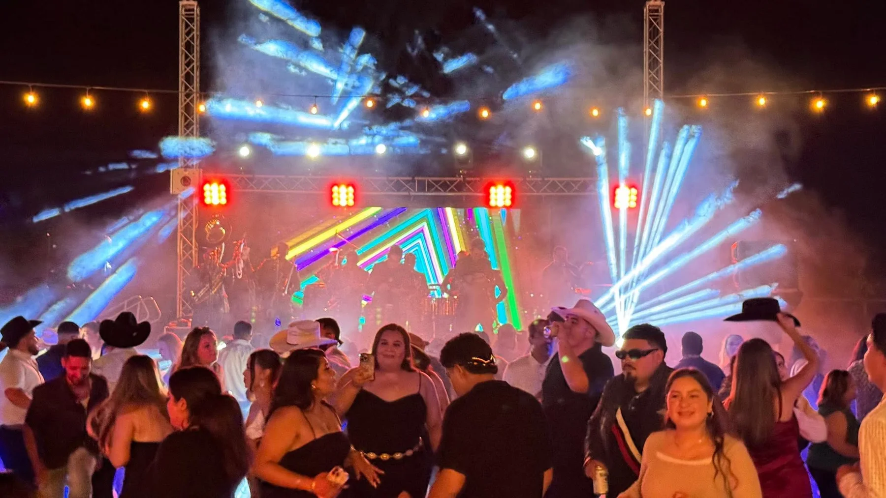 Evento con escenario, iluminación y público